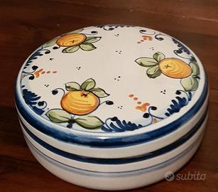 Scatola in ceramica decorata a mano