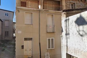 Vendita casa singola su tre piani