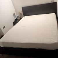 Letto matrimoniale con materasso più 2comodini