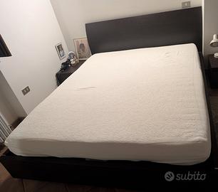 Letto matrimoniale con materasso più 2comodini