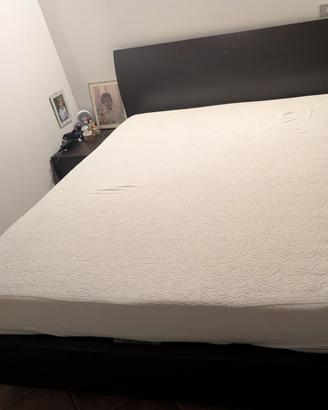 Letto matrimoniale con materasso più 2comodini