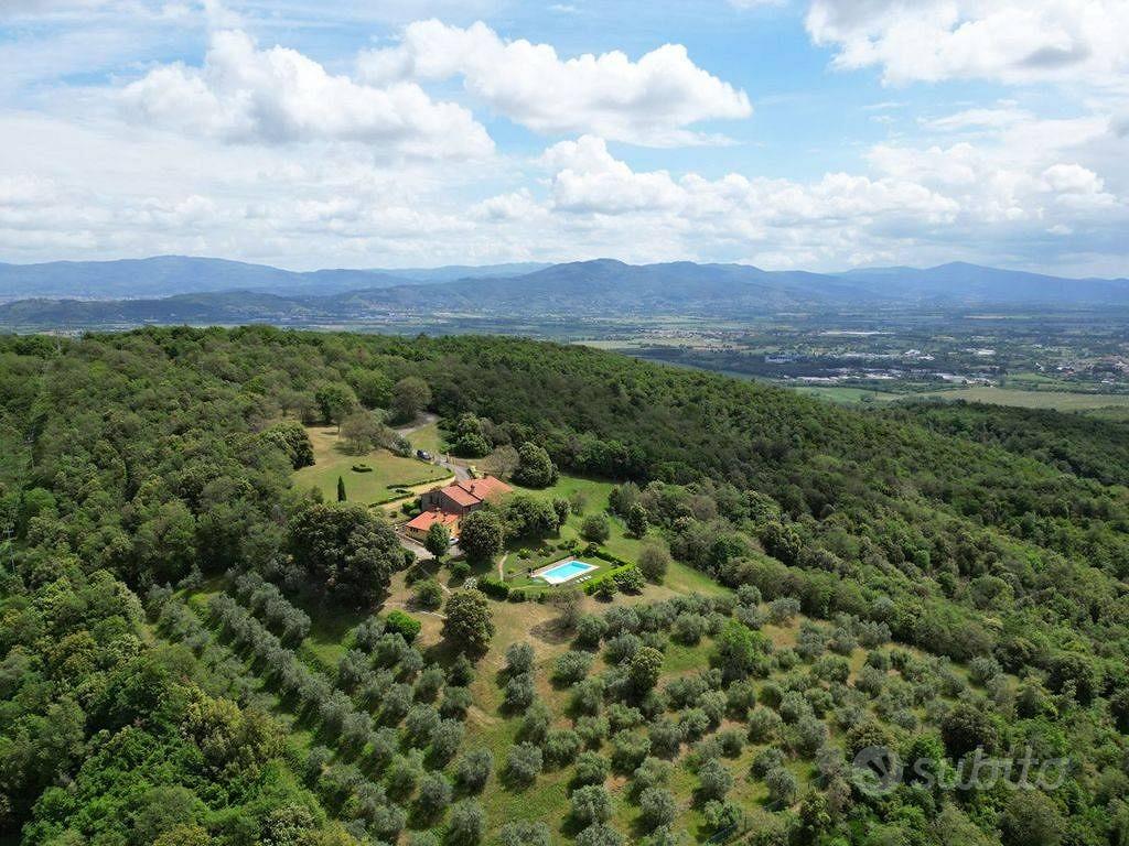 Rustico / Casale di 428 m² con più di 5 locali e b - Altro