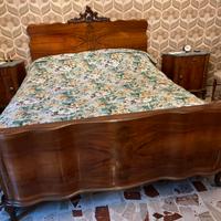 Letto matrimoniale d'epoca bombato in noce