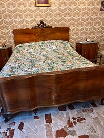 Letto matrimoniale d'epoca bombato in noce