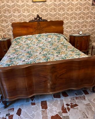 Letto matrimoniale d'epoca bombato in noce