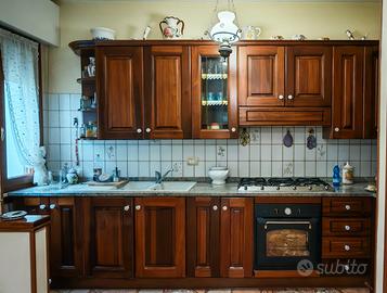 Cucina completa in legno con piano in marmo