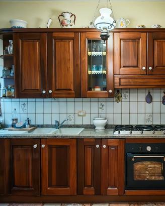 Cucina completa in legno con piano in marmo