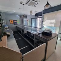 Attrezzature laboratorio e banco espositivo compl