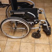 sedia a rotelle con piano removibile 