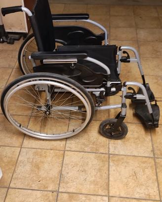 sedia a rotelle con piano removibile 