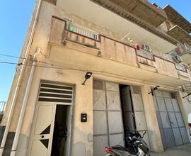 Stabile di 200 con giardino e garage alto 4,50 mt