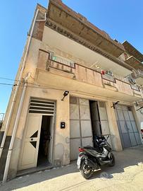 Stabile di 200 con giardino e garage alto 4,50 mt