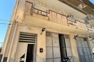 Stabile di 200 con giardino e garage alto 4,50 mt