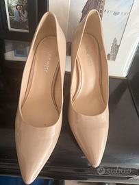 Scarpe eleganti di vernice