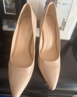 Scarpe eleganti di vernice