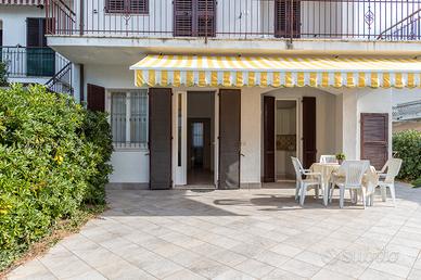 Appartamento a 50 mt dal mare con giardino