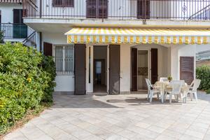 Appartamento a 50 mt dal mare con giardino
