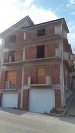 Grande edificio rustico uso commerciale o privato