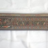 Cinturone in pelle ricamata a mano con due tasche