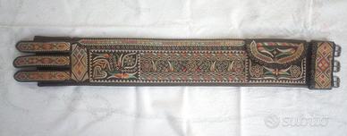 Cinturone in pelle ricamata a mano con due tasche