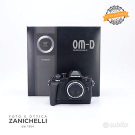 Olympus OM-D E-M10 II + FishEye 9 f8 Usato (G182)