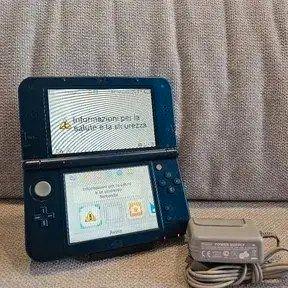 New Nintendo 3DS XL blu con caricatore