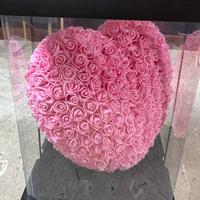 Cuore rosa fatto tutto di rose stabilizzate