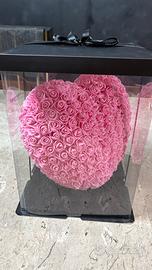 Cuore rosa fatto tutto di rose stabilizzate