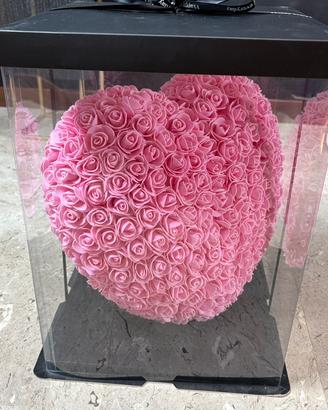 Cuore rosa fatto tutto di rose stabilizzate