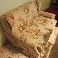 Divano letto con materasso e lampadario coordinato