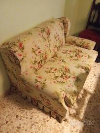 Divano letto con materasso e lampadario coordinato