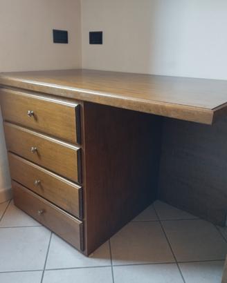 scrivania in legno