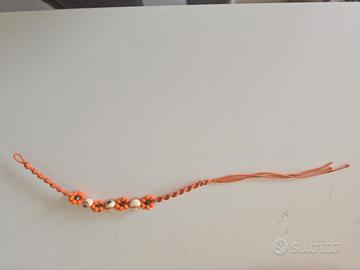 Bracciale cordino arancione con conchiglie estate