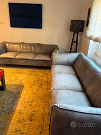 Due divani in pelle grigia