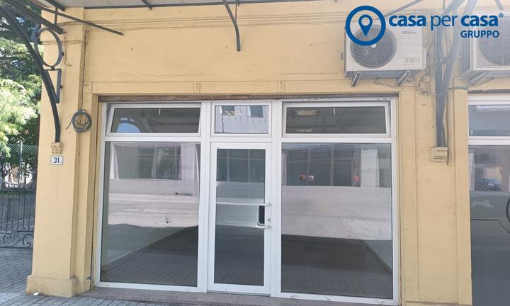 ATTIVITA' COMMERCIALE CON POSTO AUTO RISERVATO