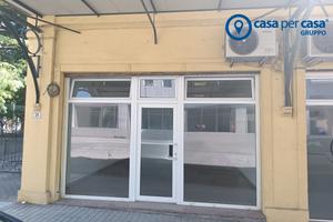 ATTIVITA' COMMERCIALE CON POSTO AUTO RISERVATO