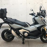 Stupenda Honda x-adv 750 pari al nuovo
