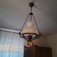 camera in stile,lampadario,credenza antica
