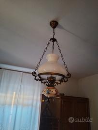 camera in stile,lampadario,credenza antica