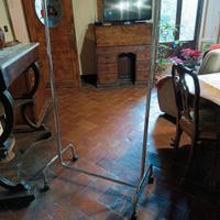 stand appendiabiti con ruote