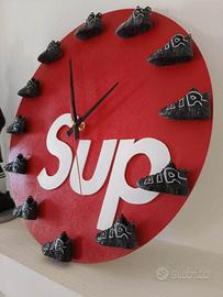 orologio a parete con sneakers streetwear