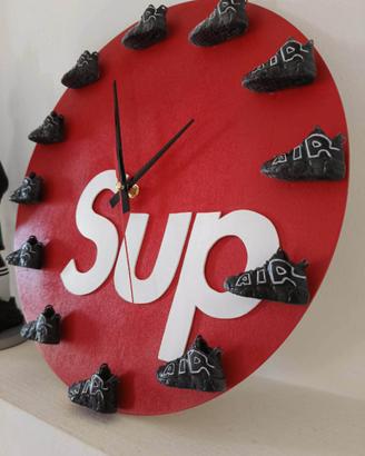 orologio a parete con sneakers streetwear
