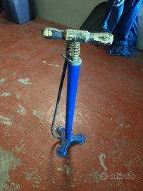 Pompa manuale per gonfiaggio