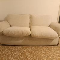 divano due posti di colore bianco lunghezza 150 cm