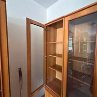 Libreria in legno con ante in vetro stile classico