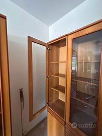 Libreria in legno con ante in vetro stile classico