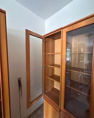 Libreria in legno con ante in vetro stile classico