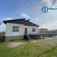 Villetta a schiera di Testa con giardino