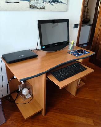 Scrivania per ufficio o postazione pc