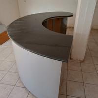 banco semicircolare con piano di marmo 